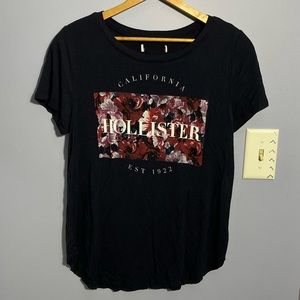 🦋Hollister graphic tee🦋